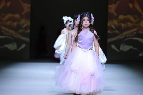 Mẫu nhí Việt diễn first face tại Tuần lễ thời trang Thượng Hải