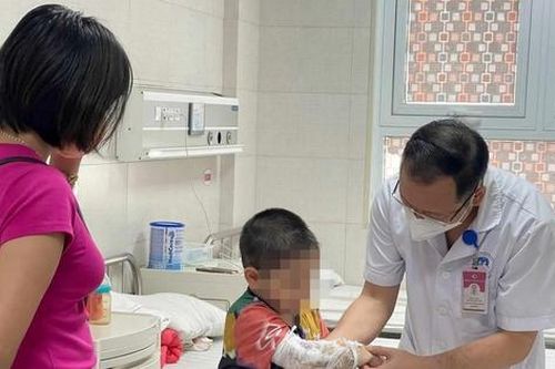 Lại thêm 2 bệnh nhi đa chấn thương vì chó cắn