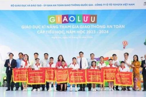 Tiếp tục triển khai hoạt động giáo dục nâng cao ý thức an toàn giao thông cho thế hệ trẻ