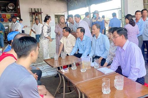 Lãnh đạo huyện Châu Phú thăm, động viên các hộ dân gặp hỏa hoạn tại xã Bình Mỹ