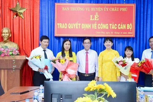 Ban Thường vụ Huyện ủy Châu Phú trao quyết định cán bộ