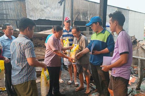 Chủ tịch UBMTTQVN tỉnh An Giang Nguyễn Tiếc Hùng động viên, hỗ trợ các hộ dân gặp hỏa hoạn