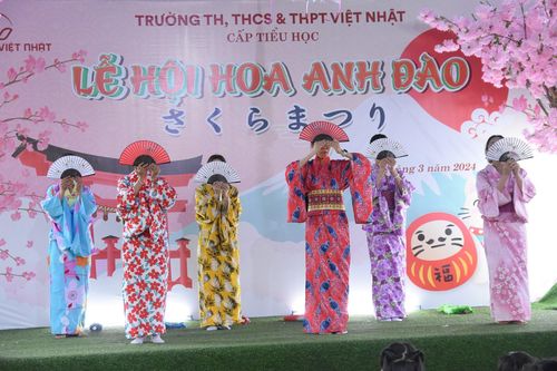 Sôi động lễ hội Hoa Anh Đào