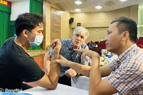 Chuyên gia y tế đến gần dân