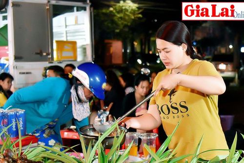 Tiểu thương lưu luyến chia tay chợ đêm Pleiku