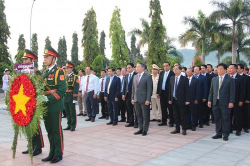 Lãnh đạo tỉnh và TP. Nha Trang đặt vòng hoa, dâng hương viếng các anh hùng liệt sĩ tại Nghĩa trang liệt sĩ Hòn Dung