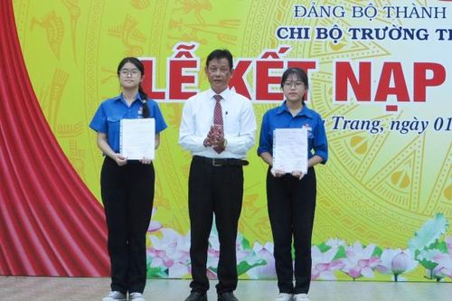Chi bộ Trường THPT Lý Tự Trọng tổ chức kết nạp đảng viên cho 2 học sinh