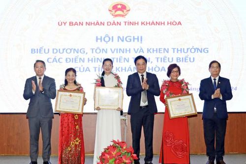 Biểu dương, khen thưởng 3 cá nhân điển hình tiên tiến, tiêu biểu