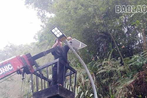 Lắp 40 đèn chiếu sáng dùng năng lượng mặt trời trên Quốc lộ 4D
