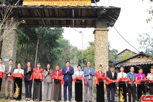 Đoàn công tác của Ban Tuyên giáo Tỉnh ủy tặng công trình 'Ánh sáng bản làng' cho bản Khua Vai
