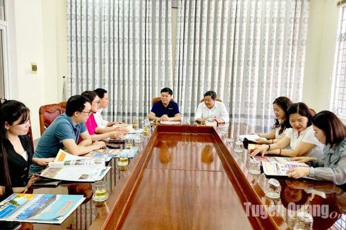 Báo Tuyên Quang thăm và làm việc tại Báo Quảng Trị