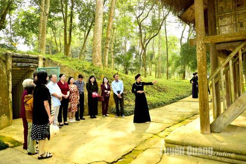 Đoàn ĐBQH tỉnh Ninh Thuận thăm Khu di tích Quốc gia đặc biệt Tân Trào