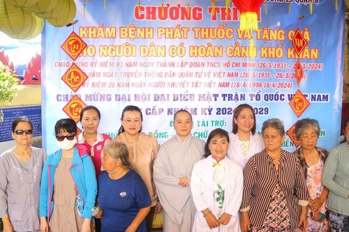 Chùa Pháp Thiền (Q.8) tổ chức khám bệnh, trao quà cho người khiếm thị