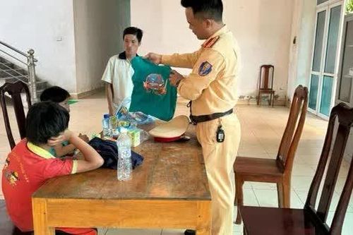 Tuyên Quang: Cảnh sát giao thông giúp 2 anh em ruột đi lạc đoàn tụ với gia đình