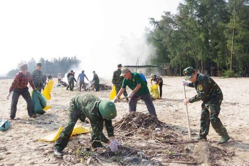 Thừa Thiên Huế: Ra quân Ngày Chủ nhật xanh chung tay vệ sinh môi trường biển