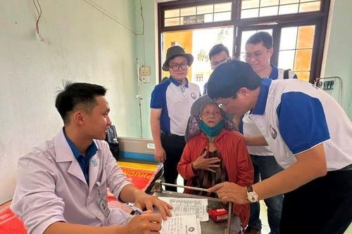 700 người dân đảo Lý Sơn tham gia 'Khám bệnh vì một Việt Nam khỏe mạnh hơn'