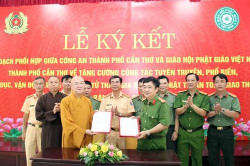 Công an Cần Thơ phối hợp tuyên truyền, vận động tăng ni, phật tử tham gia đảm bảo TTATGT