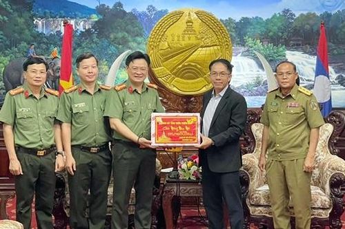 Công an tỉnh Thừa Thiên Huế thăm, chúc Tết Bunpimay Lào