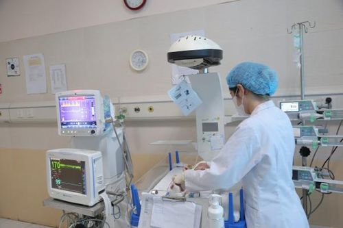 Bé sơ sinh nguy kịch do mắc cúm A kèm rối loạn axít béo