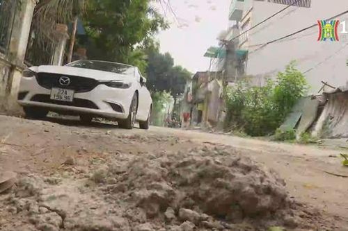 Đường xuống cấp gần 10 năm vẫn không được sửa