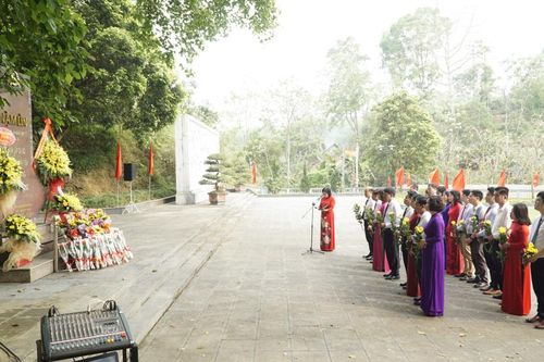 Khối thi đua các cơ quan Đảng tỉnh dâng hoa tại Khu di tích lịch sử Nặm Lìn