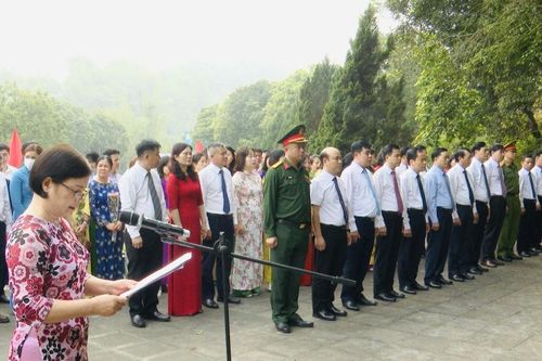 Đoàn đại biểu tỉnh dâng hoa tại khu di tích lịch sử Nặm Lìn (Hòa An)