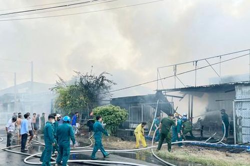 An Giang: Cháy 6 căn nhà lúc sáng sớm