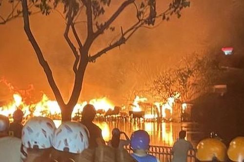 Cháy lớn tại xóm nhà ven kênh Tàu Hủ, Cảnh sát PCCC nỗ lực dập lửa