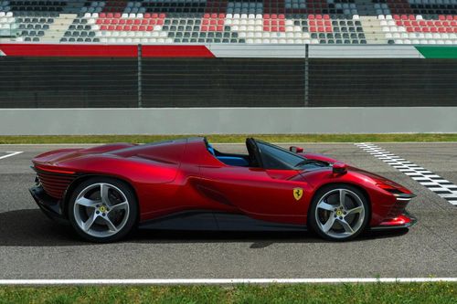 Cristiano Ronaldo tậu siêu xe Ferrari Daytona trị giá 2,3 triệu USD