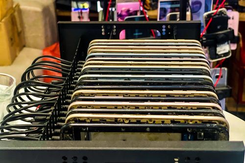 Đột nhập xưởng Phone Farm tạo triệu view trên TikTok, Facebook