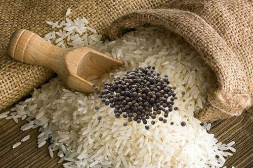 Cho một nắm hạt tiêu vào thùng gạo có công dụng gì?