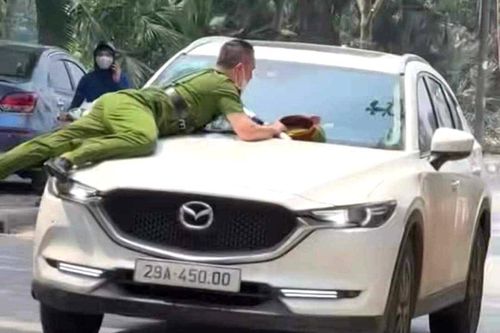 Truy tìm tài xế hất cảnh sát lên nắp capo, lạng lách trên phố Hà Nội