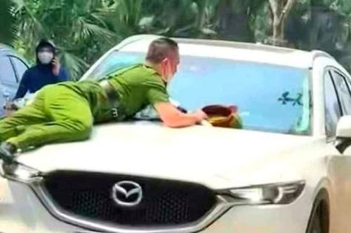 Hà Nội: Ô tô chạy hàng kilomet dù cảnh sát bám trên nóc capo