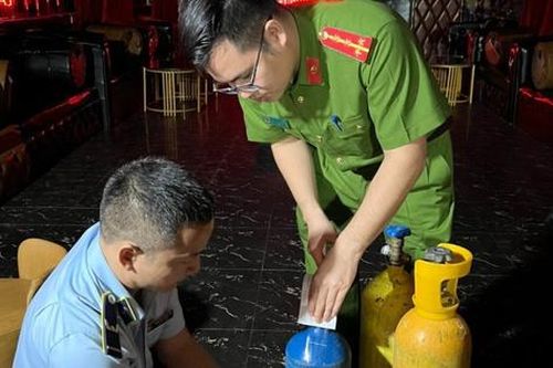 'Đột kích' quán Last Stop Bar ở Hà Nội phát hiện nhiều bình NO2