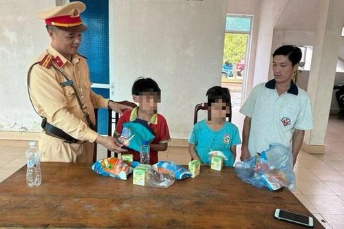 Hai anh em 11 và 9 tuổi đi lạc cách nhà 33 km