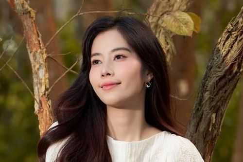 Nam Em liên tục đổi tên để 'sống cuộc đời khác', lần này trùng với một Hoa hậu