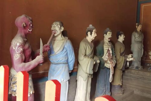 Ngôi đền thiêng đáng sợ vì tái hiện khung cảnh địa ngục