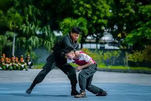 Rượu say, gây rối trụ sở công an đúng ngày Valentine
