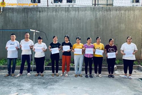 8 phụ nữ cùng 2 người đàn ông say sưa sát phạt trên đồi vắng