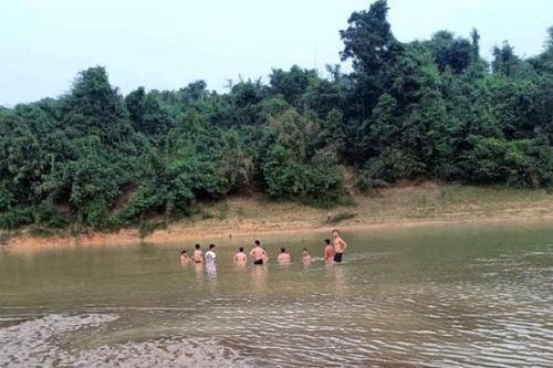 Chèo thuyền ra hồ chơi cùng nhóm bạn, một học sinh bị đuối nước