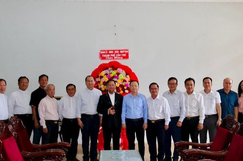 Lãnh đạo Cần Thơ thăm, chúc mừng Lễ Phục sinh