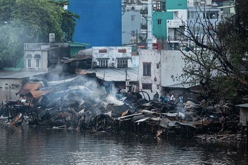 Hỗ trợ nơi ở cho các nạn nhân bị cháy nhà ven kênh Tàu Hũ