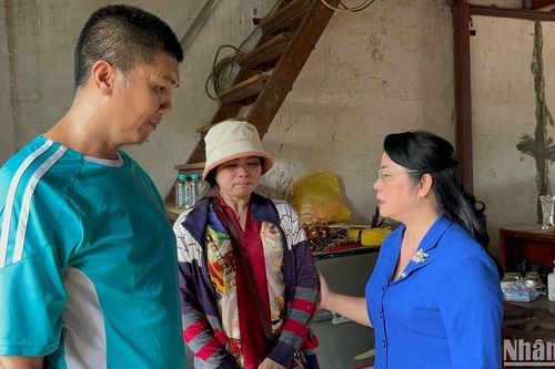 TP Hồ Chí Minh thăm hỏi, hỗ trợ các gia đình trong vụ cháy ở quận 8