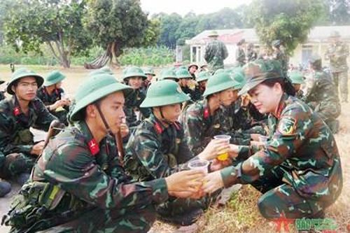 Tiếp sức chiến sĩ vượt nắng thao trường