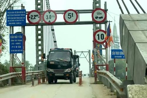 'Đánh đu' trên cầu treo