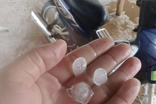 Lần đầu tiên xuất hiện mưa đá kèm theo gió tại miền núi Quảng Ngãi