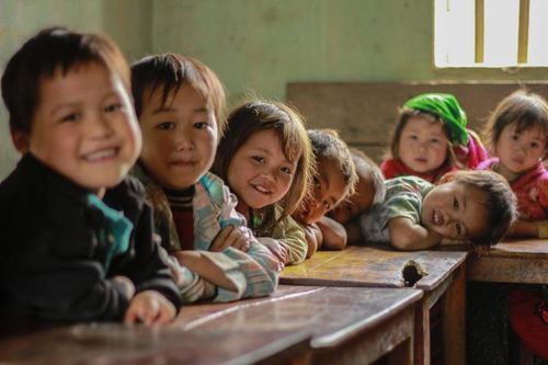 Hộ khẩu thường trú tại thôn đặc biệt khó khăn có được miễn giảm học phí?