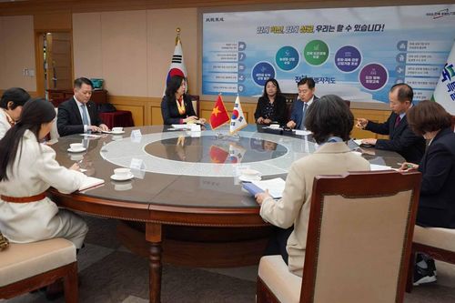 Thứ trưởng Ngoại giao Lê Thị Thu Hằng thăm, làm việc tại Hàn Quốc