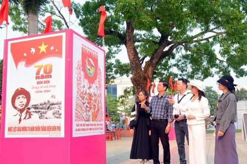 Triển lãm 70 bức tranh cổ động về chiến thắng Điện Biên Phủ