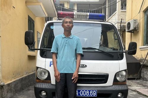 Tạm giữ cha dượng hiếp dâm con gái riêng của vợ
